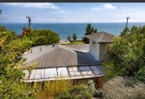 uma vista superior de uma casa com o oceano ao fundo em Summerland Sweet Beach Getaway em Summerland