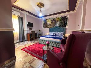 - une chambre avec un lit et un tapis rouge dans l'établissement Hôtel The Place, à Yaoundé