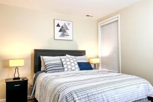 sypialnia z łóżkiem, 2 lampami i oknem w obiekcie Hidden Gem w Filadelfii