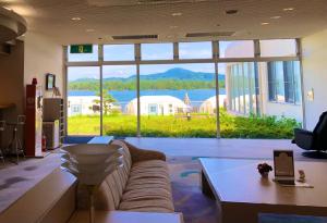 宮津的住宿－The Gran Resort Amanohashidate，带沙发和大窗户的客厅