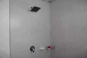 e bagno con doccia e doccia. di The DEVA a Patong Beach