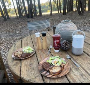 Jídlo v luxury tent nebo okolí