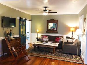 uma sala de estar com um sofá e uma mesa em Aunt Hattie's Farmhouse em Llano