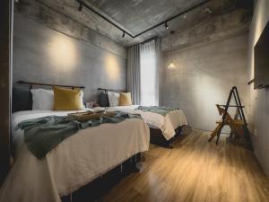 a bedroom with two beds and a window at Hotel Mokozoyo in George Town