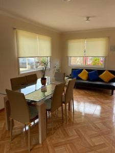 - un salon avec une table, des chaises et un canapé dans l'établissement Casa para 4 personas, en El Quisco Norte, à El Quisco