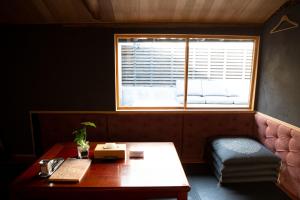 Zimmer mit einem Tisch und einem Fenster in der Unterkunft AKIYA nehemiah - Vacation STAY 84870 in Awaji