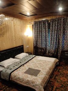 um quarto com uma cama e uma janela com cortinas em Dream River Guest House em Pahalgam