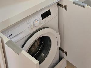 lavadora y secadora en una lavandería en Endless Summer, en Badesi