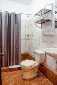 uma casa de banho com um WC e um lavatório em Bear Packer Hostel em Cusco