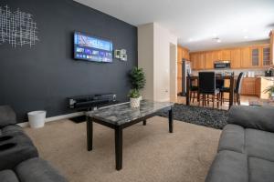 TV at/o entertainment center sa Large 3BR King Suite Moments Away From Strip