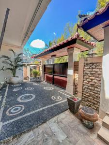 una imagen de un camino de entrada con una casa en Villa Tentram Jimbaran by Bali Cabin, en Jimbaran