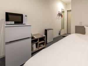 Kuchyň nebo kuchyňský kout v ubytování HOTEL R9 The Yard Kanumanishimoro