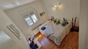 un dormitorio con una cama con animales de peluche en Apartamento CREMALLERA Ribes de Freser, en Ribes de Freser