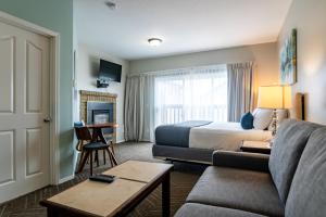 a hotel room with a bed and a couch at Inn at the Prom in Seaside