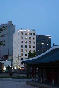 首爾的住宿－Hotel DM，一座城市的建筑,有建筑背景