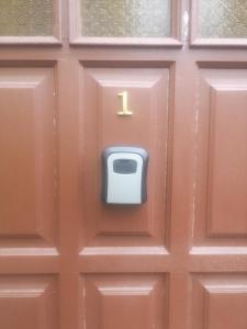 Una puerta de madera con un número uno. en Butas pačiame miesto centre en Telšiai