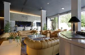 eine Lobby mit Ledersofas und einer Bar in der Unterkunft Panoramic Apartments Plaza in Abano Terme