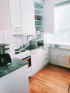 Virtuvė arba virtuvėlė apgyvendinimo įstaigoje Möysä beach apartment