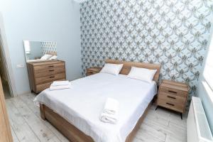 Dormitorio pequeño con cama y espejo en Rest House, en İsmayıllı