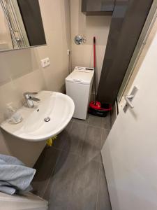 a bathroom with a sink and a small refrigerator at Apartment für Familien, Freunde oder größere Gruppen bis zu 8 Personen in der Nähe des Berliner Hauptbahnhofs in Berlin