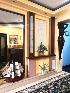 uma sala com uma vitrine com um navio dentro em Prestige em Lviv