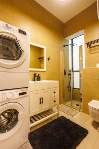Ванная комната в Nachmani Luxury Apartment By Nimizz