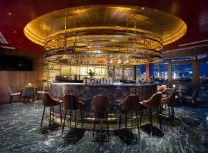峴港的住宿－Golden Lotus Grand，餐厅的酒吧,有大吊灯