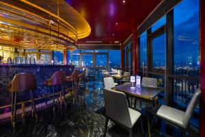 Restaurace v ubytování Golden Lotus Grand Da Nang - Panoramic Rooftop Bar & Daily Afternoon Tea
