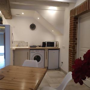 Una cocina o cocineta en Proche de VICHY Le colombier studio tout confort parking privé