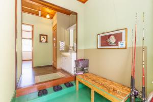 Habitación con banco de madera y espejo. en 和歌浦Poseidon家族団体専用個室 en Wakayama