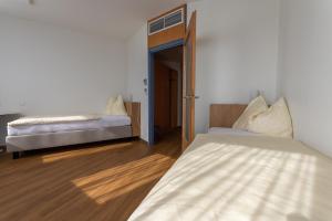 A bed or beds in a room at Hotel Sommerhaus Linz
