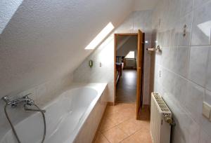 ein Bad mit einer großen Badewanne in einem Zimmer in der Unterkunft Storchennest Spreewald in Vetschau