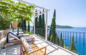 ドゥブロヴニクにあるBeautiful Apartment In Dubrovnik With Jacuzziの- 水辺の景色を望むバルコニー