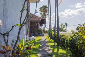 Ein Garten an der Unterkunft Kampung Canggu