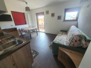 a living room with a couch and a sink at VERDELAGO Appartamenti in Livigno