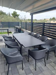 einen weißen Tisch und Stühle auf einer Terrasse in der Unterkunft Villa Carpe diem in Vodice