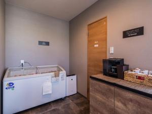 Kuchyň nebo kuchyňský kout v ubytování HOTEL R9 The Yard Kanumanishimoro