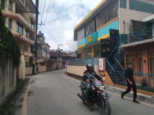 Un homme fait une moto dans une rue dans l'établissement Easyhome, à Pātan