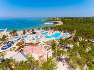 eine Luftaufnahme eines Resorts mit Pool in der Unterkunft Caravan Park in Nin with Sandy Beach & Pools in Zaton
