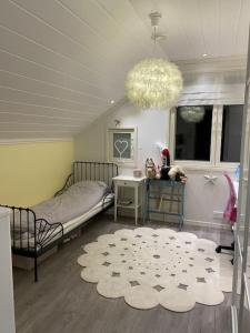 a small bedroom with a bed and a rug at Tasokas ok-talo luonnon äärellä lähellä kaupunkia in Seinäjoki