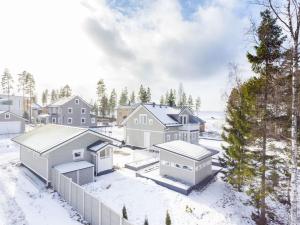 uma vista aérea de uma casa na neve em Tasokas ok-talo luonnon äärellä lähellä kaupunkia em Seinäjoki