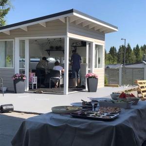 a table with food on it on a patio at Tasokas ok-talo luonnon äärellä lähellä kaupunkia in Seinäjoki