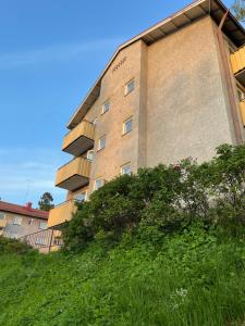 a tall brick building with grass in front of it at Valimontien residenssi in Kouvola