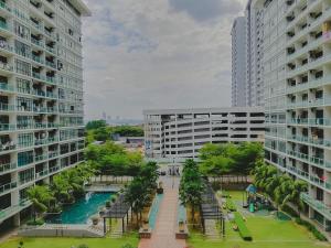 uma vista de dois edifícios altos com uma piscina no meio em Mount Austin IKEA, AEON 5mins -Pool View- C115 em Johor Bahru