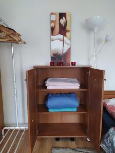 a wooden shelf with folded towels in a bedroom at Apartament z Widokiem na Śnieżkę in Jelenia Góra