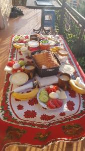 una mesa cubierta con muchos tipos diferentes de comida en Ensol B&B, en Peshkopi