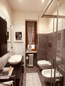 ein Bad mit einem Waschbecken und einem WC in der Unterkunft VìviMi Suite - Porta d'Amalfi in Cava deʼ Tirreni