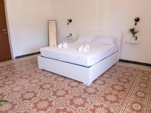 um quarto com uma cama branca e um espelho em The view em La Spezia