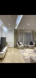 Sala de estar amplia con 2 sofás y TV en Pristigia rabat, en Rabat