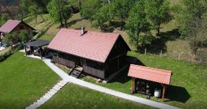 トゥヘリスケ・トプリツェにあるTradicionalna zagorska drvena kuća Stara murvaの赤い屋根の納屋風景